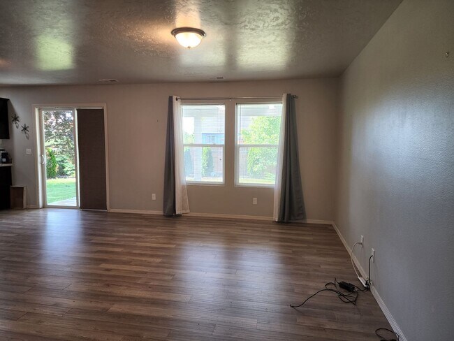 Building Photo - Beautiful 3 bedroom, 2.5 bathroom home with loft  in West Boise. Great floor plan that has everyt...