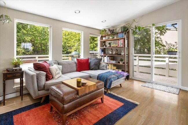 Building Photo - 2Bd/1.25Ba Seattle Townhouse