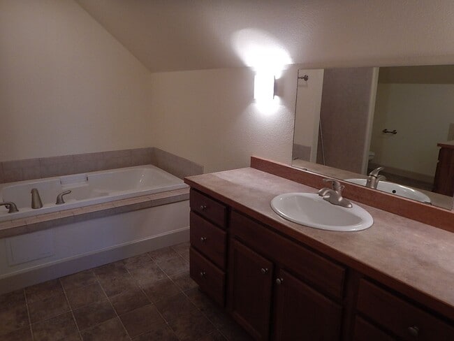 Building Photo - 2 Story, 3 Bedroom, 3 Bathroom House in He...