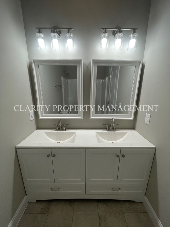 Building Photo - Modern townhome!