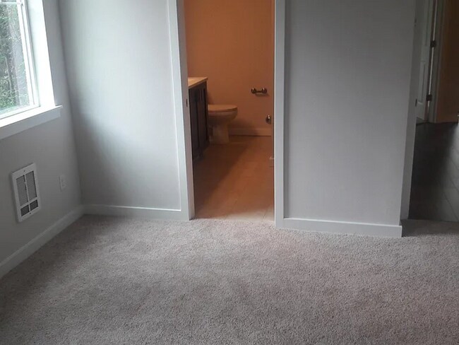 Building Photo - 2 bed/1 bath in Southeast Redmond