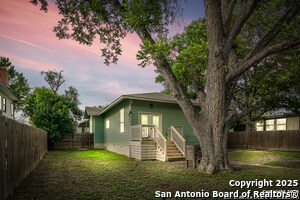Building Photo - 1038 W Mistletoe Ave