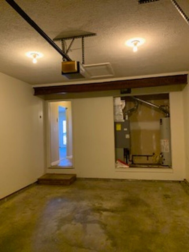 Building Photo - 4 Bedroom 3 Bath Townhouse in Batchelor He...