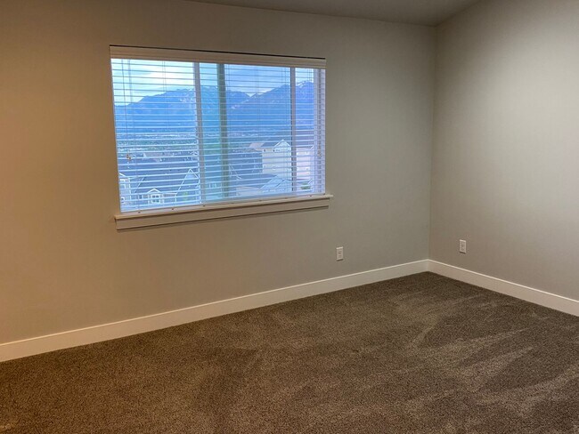 Building Photo - Lovely Townhome For Rent