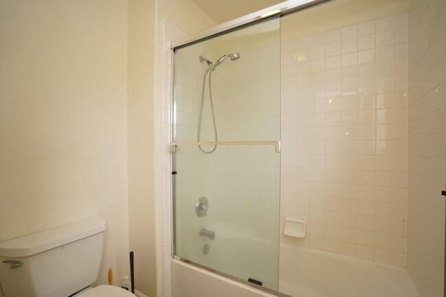 Building Photo - Spacious Home in Excellent Location!