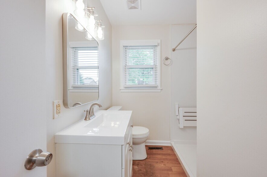 Building Photo - 5003 Hasty Dr