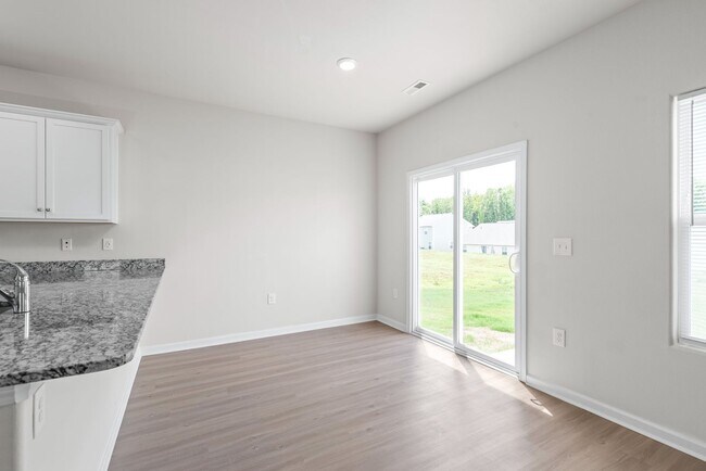 Building Photo - Modern Home with Great Layout!
