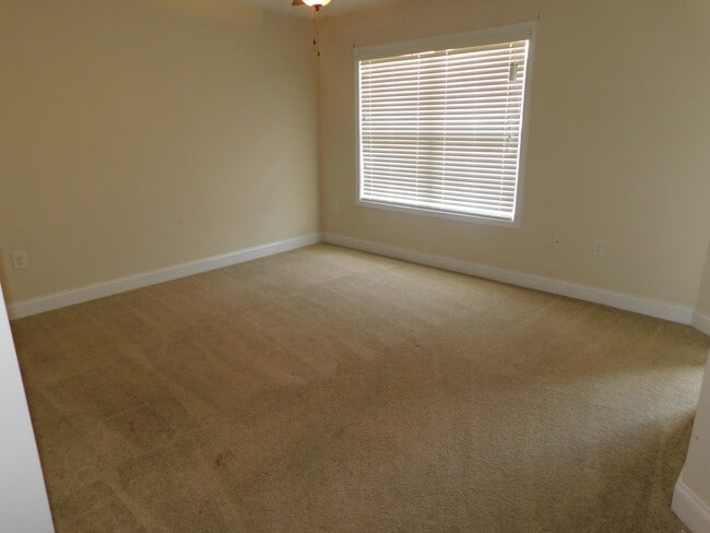 Building Photo - 123 Hackamore Ln