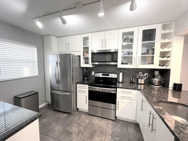 Building Photo - 2920 SW 22nd Ave