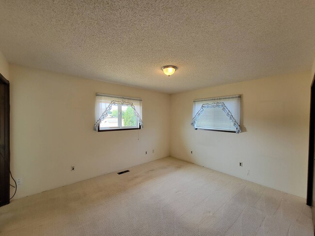 Building Photo - 511 W 45th Ave