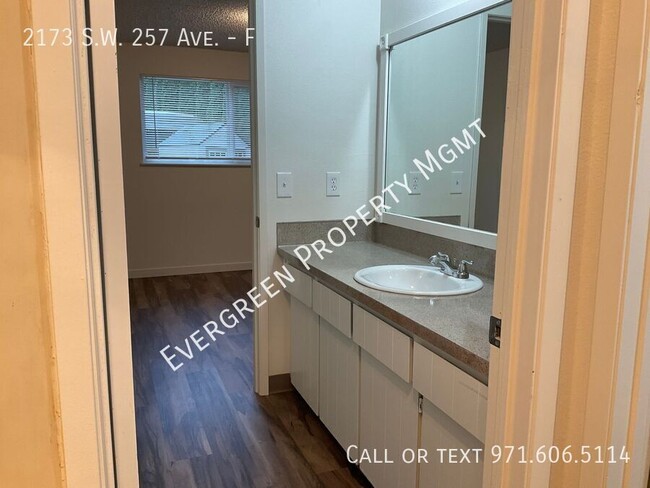 Building Photo - Beautiful 2 BR x 1.5 BA Apartment | Conven...