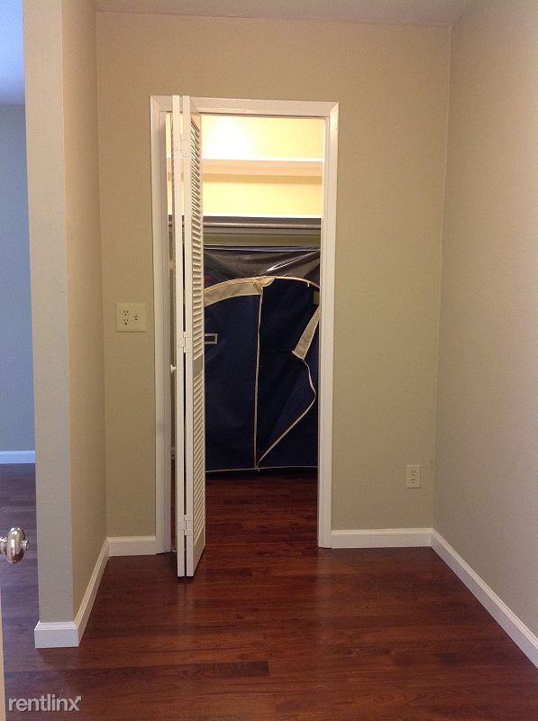 Building Photo - 660 Roble Ave