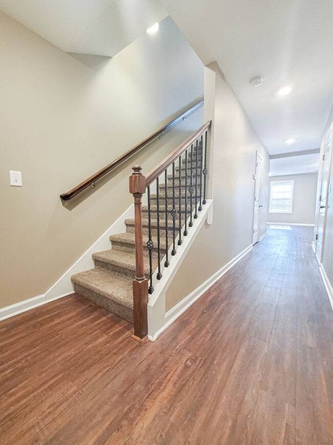 Building Photo - Two Bedroom with Garage on Exit 11!