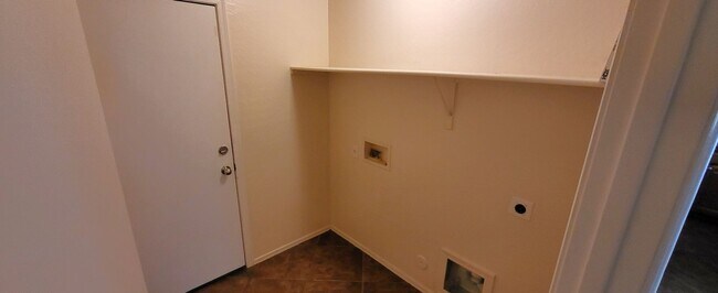 Building Photo - NICE 4 BED 2 BATH CORNER LOT HOME IN MARICOPA!!