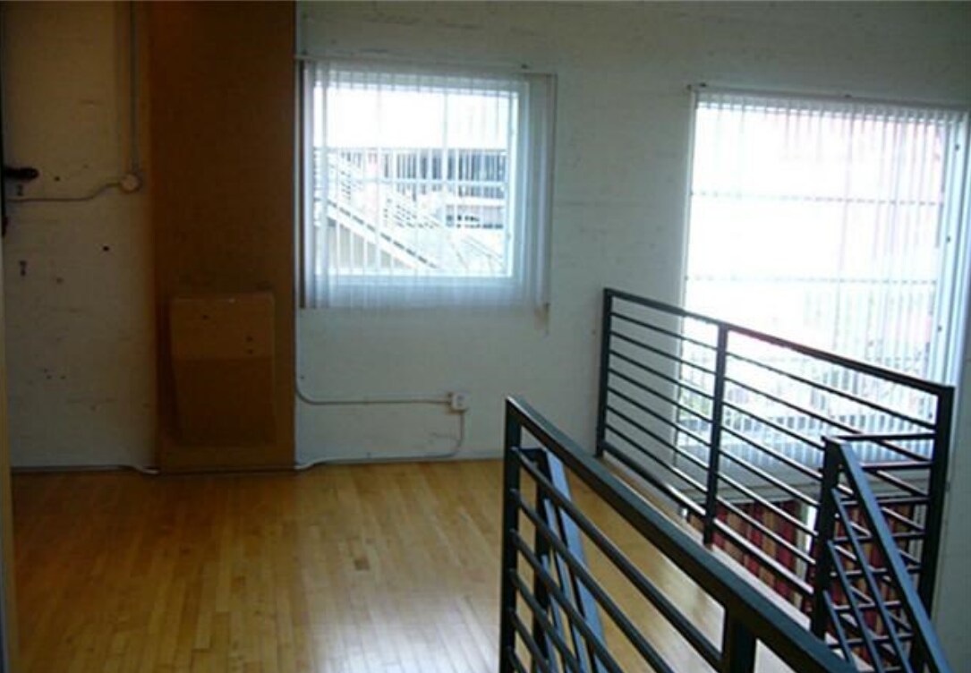 Building Photo - 420 S San Pedro St