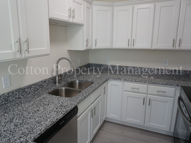 Building Photo - 2BR/1BA Beautiful Condo in Hampstead off S...