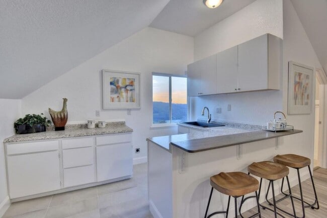 Building Photo - $14995 - Stunning Valley Views from Los Gatos/Monte Sereno Hills, 5 Bd / 3 Ba - **COMING SOON**