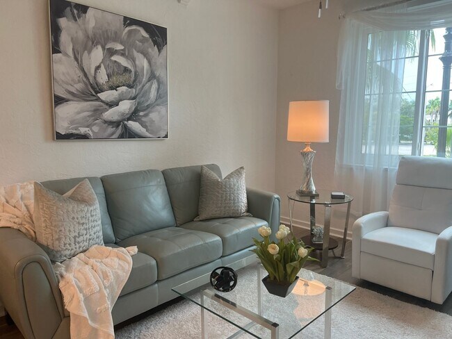 Building Photo - NEW PRICE on Adorable 1BR/1BA Condo in Downtown Venice