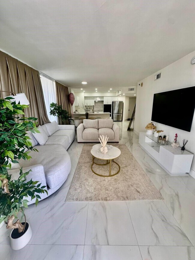 Building Photo - 1830 S Ocean Dr