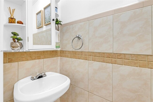 Building Photo - 1675 W 57th St