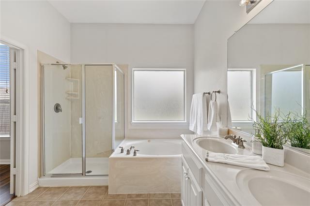 Building Photo - 2655 Lake Ridge Dr