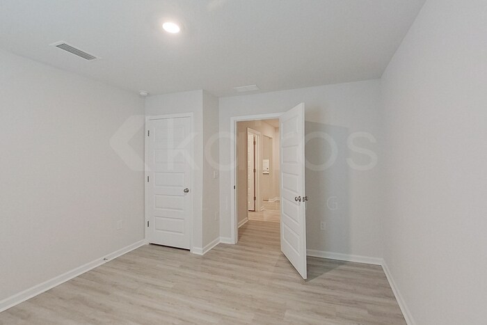 Building Photo - 385 Monarch Ln