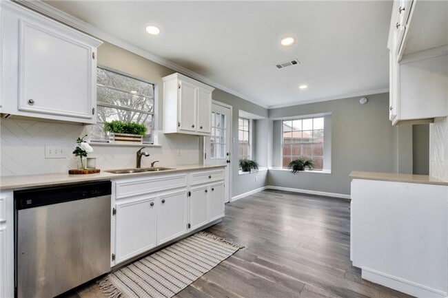 Building Photo - Charming North Austin 3x2.5