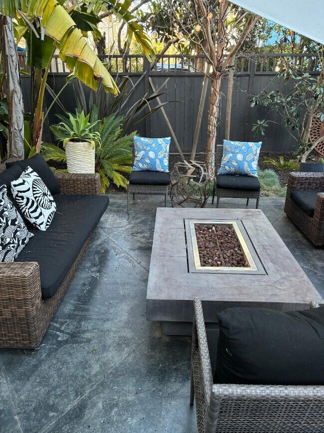 Building Photo - 212 Dwight Rd