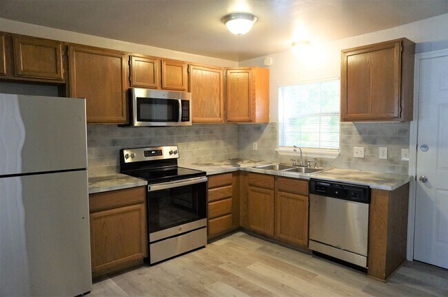 Building Photo - 2 Bed 1 Bath 1 Car Garage in the Village R...