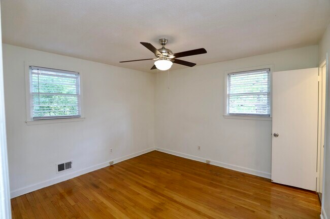 Building Photo - 1912 Dominion Dr