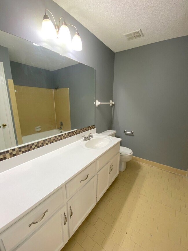 Building Photo - 8115 Kerry Dr