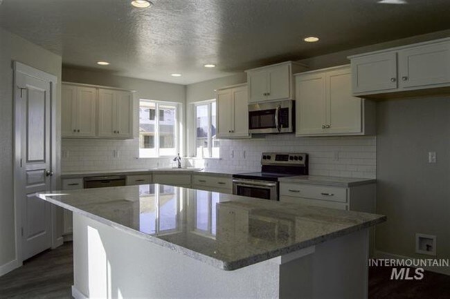 Building Photo - 2121 N Warwick Ave