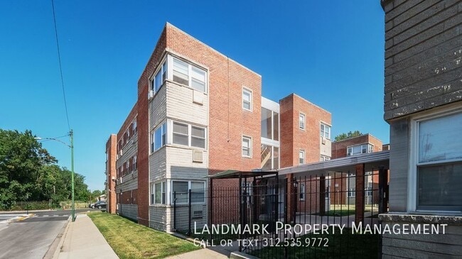 Building Photo - 2401 W Balmoral Ave
