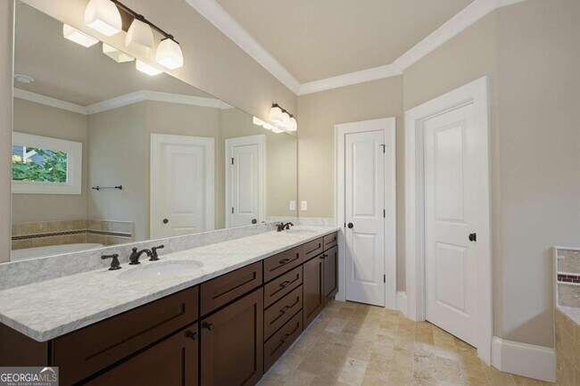 Building Photo - 1452 Woodland Hills Dr NE