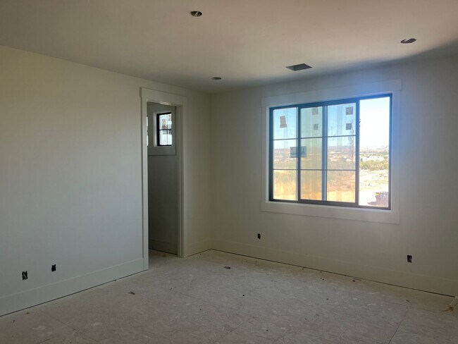 Building Photo - Gorgeous 6 bedroom with Pool and RV Garage