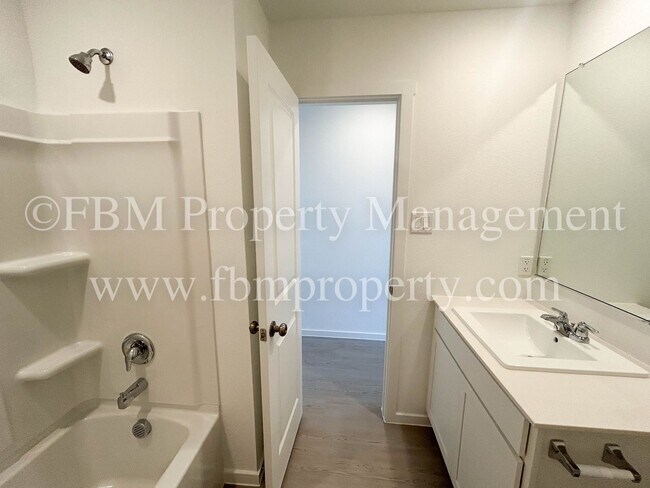 Building Photo - 644 W Criner St