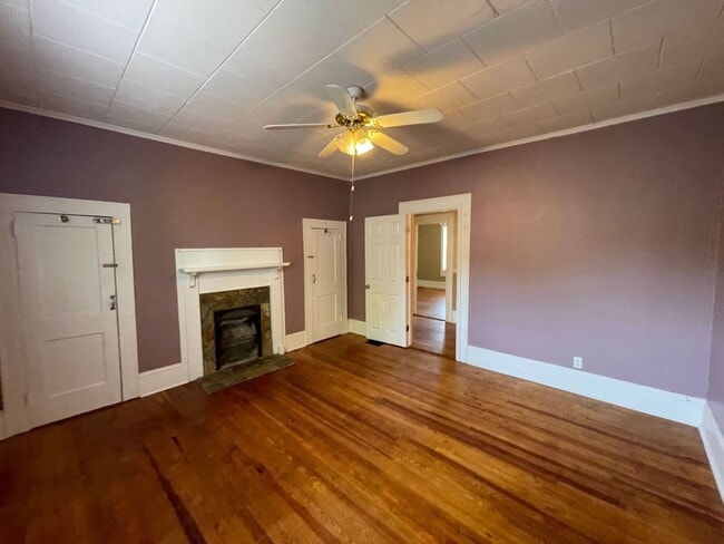 Building Photo - 4 bedroom 2 bathroom pet friendly house!