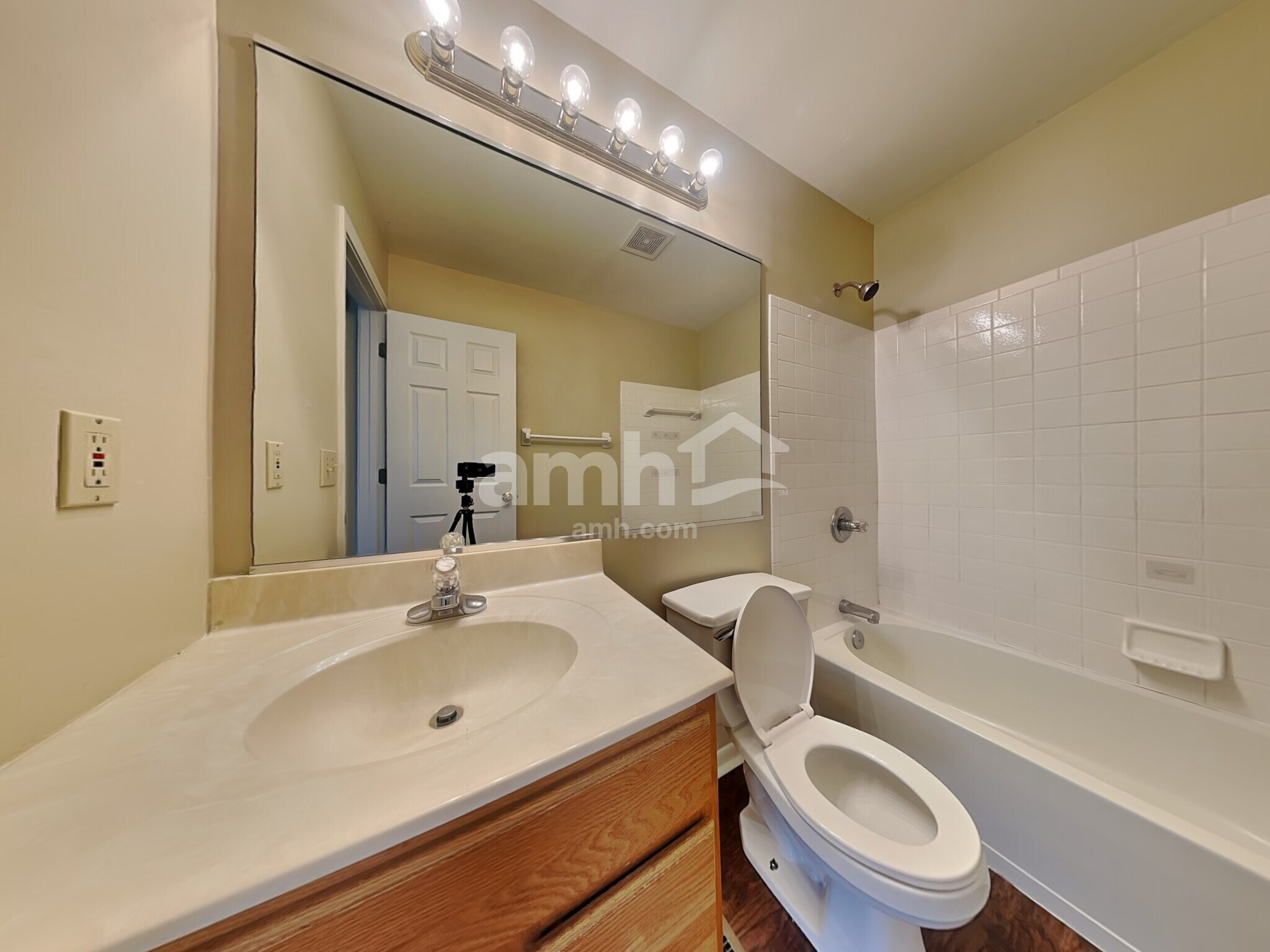 Building Photo - 8250 Pine Knoll Ct