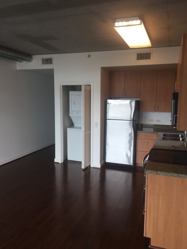 Building Photo - $2,000/month 467 sq/ft Studio at Smart Cor...