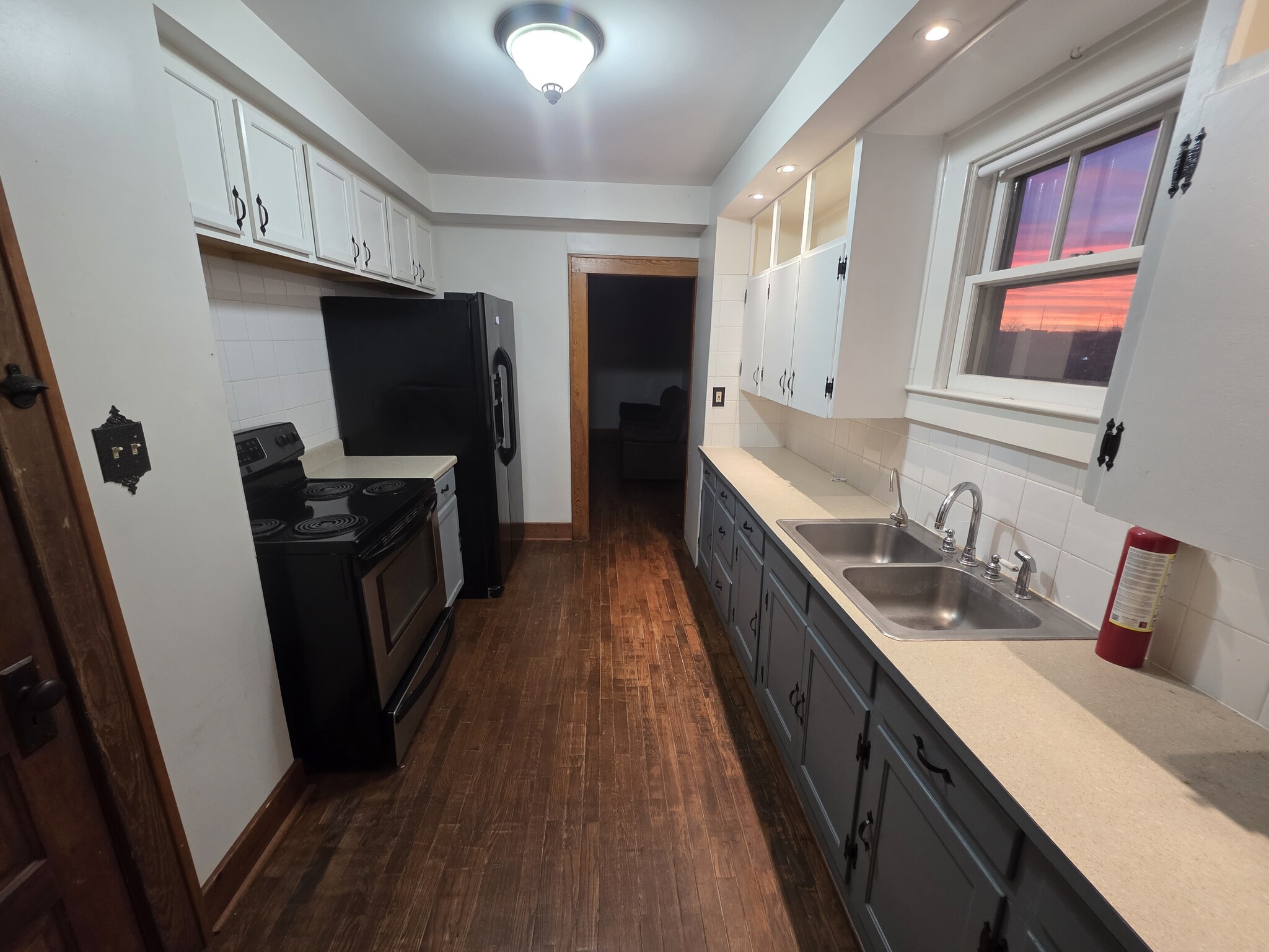 Building Photo - 300 1st St