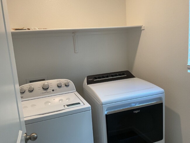 Building Photo - "Charming 3-Bed, 3-Bath Home right on the golf course - 1370 Sq Ft of Cozy Living!"