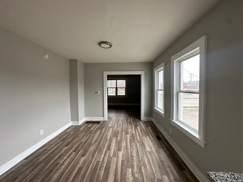 Building Photo - 833 Lilley Ave