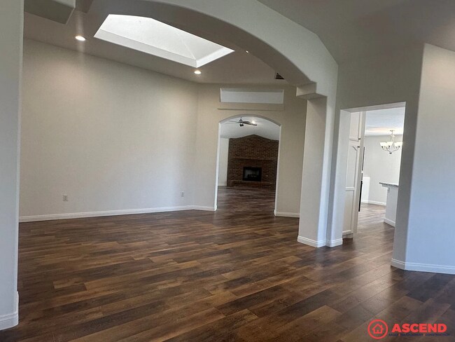 Building Photo - Spacious 3BD/2.5BA Home in Bakersfield's 93311 — HOA Community, Pool, Fireplace, Garage & Small P...