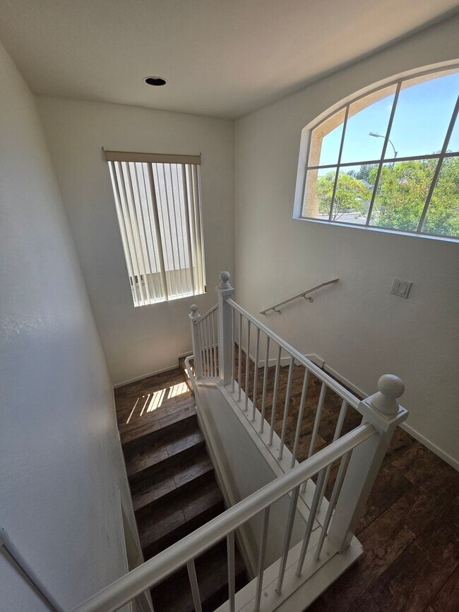 Building Photo - Bright & Spacious Family Home in a Private Gated Community