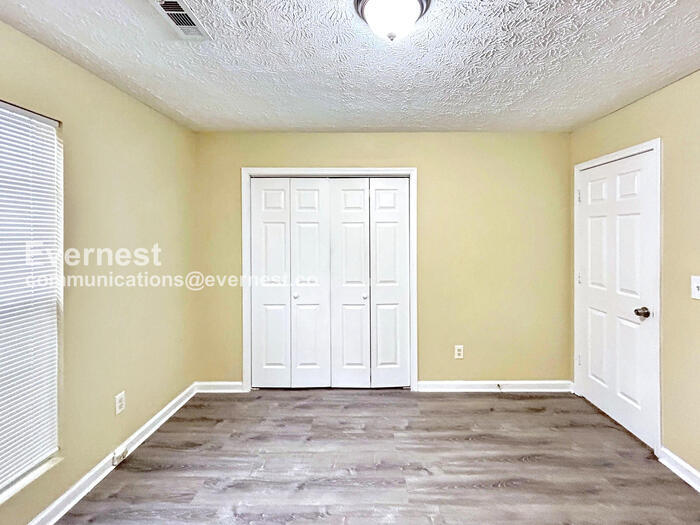 Building Photo - 9151 Clubhouse Dr