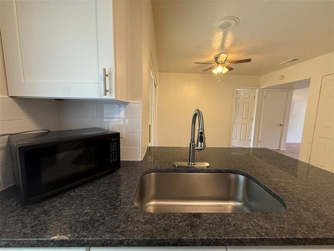 Building Photo - 1109 Village Green Dr