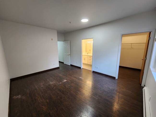 Building Photo - Renovated 3 Bedroom Condo