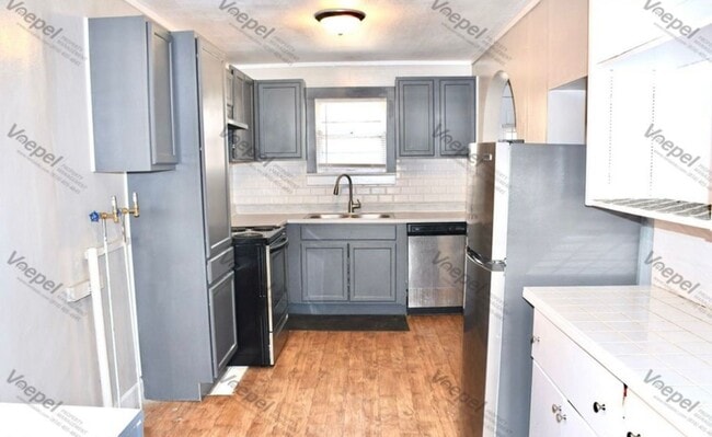 Building Photo - Charming 4-Bed Home with Fireplace & Hardw...