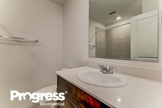 Building Photo - 1029 Crestview Dr