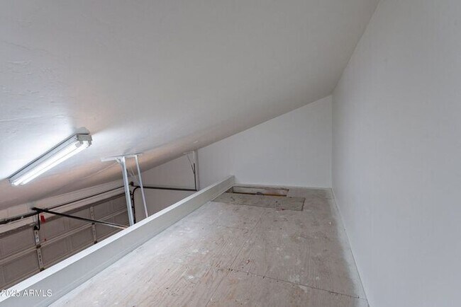 Building Photo - 3-bedroom townhome in great central Phoeni...